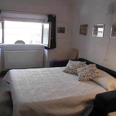 Cuddles In Appartement Florence