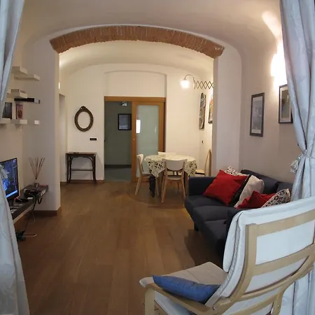 Cuddles In Appartement Florence