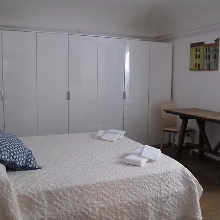 Cuddles In Appartement